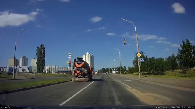 Бетономешалка без номеров проехала на красный свет смотреть онлайн