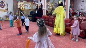 Песня-танец с ленточками "Маленькие лучики" (Марина Зорина). Группа №8 "Знайки" (2-3 года)