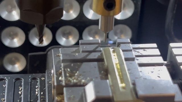 ✅ Изготавливаем новый ключ Для автомобиля VOLVO making New KEY смотреть онлайн