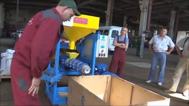 Демонстрация работы кормового экструдера ПЭ 350 смотреть онлайн