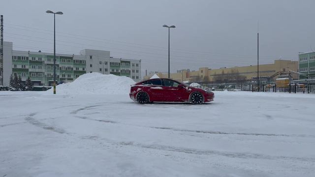 Как ДРИФТОВАТЬ на TESLA? | Дрифт Tesla | Tesla Model 3 смотреть онлайн
