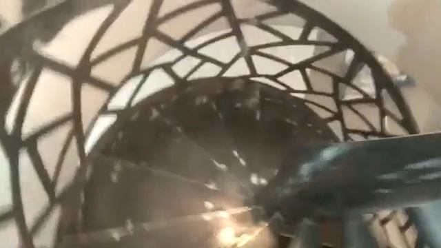 Винтовая металлическая лестница. смотреть онлайн