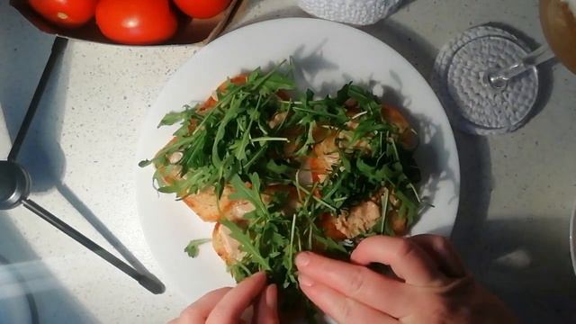 Бутерброды тосты с печенью трески, руколлой и помидорами | Вкусный Кусок смотреть онлайн