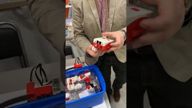 Конструктор робот Niki Cybertechnic на выставке Kids Russia 2020 в Москве. смотреть онлайн