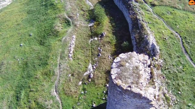 Полёт на дроне над руинами средневековой крепости Каламита. Видео 4К. смотреть онлайн