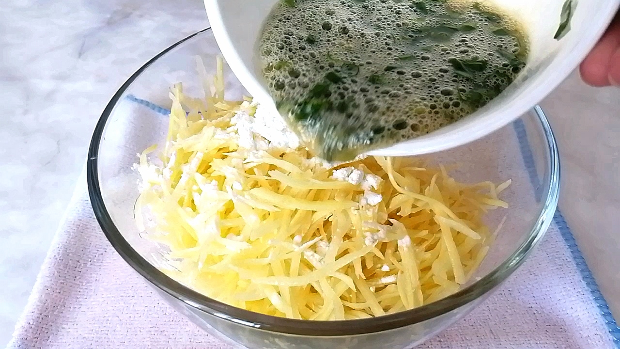 Научила Всех подруг! Картошка с сыром Вкуснятина! Просто вылейте яйца на картошку смотреть онлайн