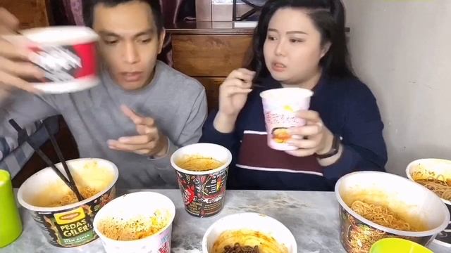 FILIPINOS TRY Malaysia’s spiciest noodle | GHOST PEPPER vs other spicy noodles | Lee Punla смотреть онлайн
