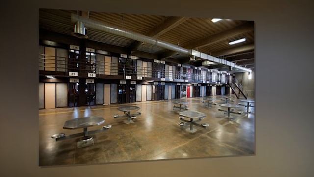 "Заключенный" которому дали 48-лет помог незнакомому МАЛЬЧИКУ... Его "постоянно" водили в ТЮРЬМУ... смотреть онлайн