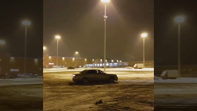 Зачем нам Toyota Mark 2, когда можно и на удобном диване Nissan Gloria дрифт устроить. смотреть онлайн