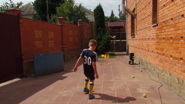 Денис Народицкий 7 лет. Тренировка левой ноги. 29.07.18 смотреть онлайн