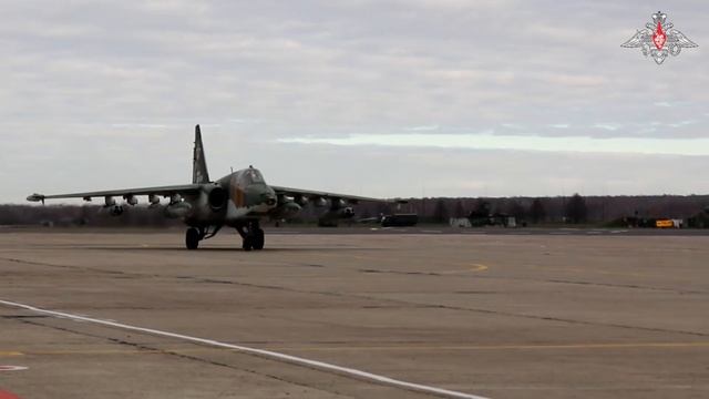 Работа в паре: боевая двойка штурмовиков Су-25 нанесла ракетные авиационные удары смотреть онлайн