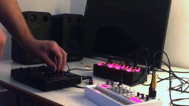 Moog Werkstatt 01 & Korg Volca Sample смотреть онлайн