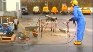 Очистка трубы от застывшего БЕТОНА