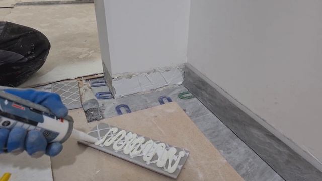 Приклеиваем плинтус из керамогранита на клей-герметик смотреть онлайн