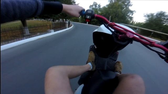 ЛЮДИ ЛЕЗУТ ПОД КОЛЕСА. ДИКИЙ СТАНТ ПО ГОРОДУ! смотреть онлайн