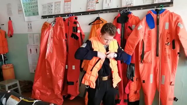 13.2  Одевание спасательного жилета, используемого на морском судне.
