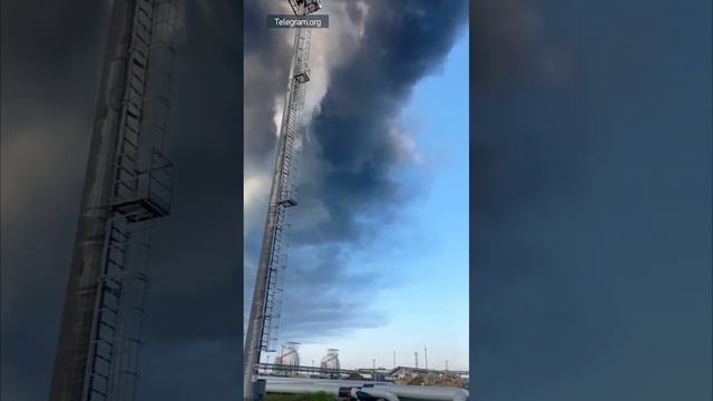 Атака беспилотника.Под Таманью горит резервуар с топливом. смотреть онлайн