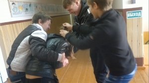 Пацаны ловят одноклассницу