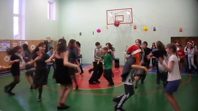 Новогодний танец 7"Б" класса. 2011г. смотреть онлайн