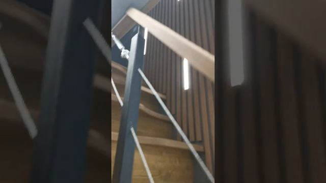 Лестница гусиный шаг на металлическом каркасе, + декор из реек смотреть онлайн