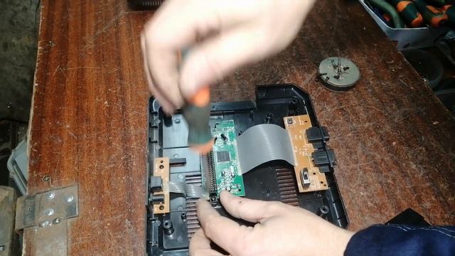 Приставка Sega Mega Drive 2. Что внутри. смотреть онлайн