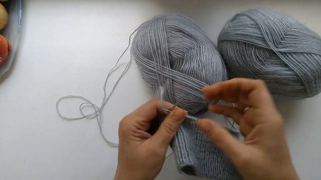 Петли с выкрутасами , а резинка ровная . Резинка 1 на 1 спицами по кругу. смотреть онлайн