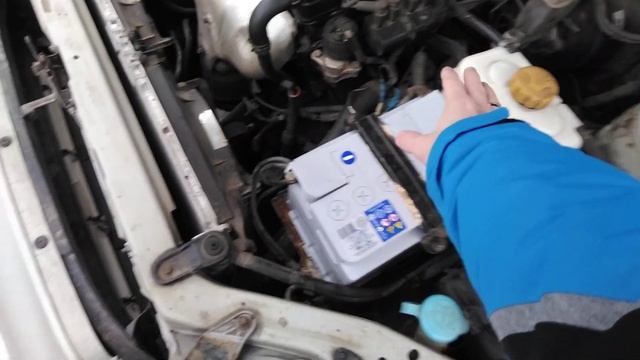 Какую клемму АКБ- снимать ПЕРВОЙ? И потом- надевать ПЕРВОЙ? смотреть онлайн