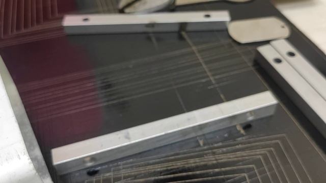 Лазерный станок JPT50LP Наносим простой рисунок на нож, на жетон, хоть куда! Просто-быстро-стильно!