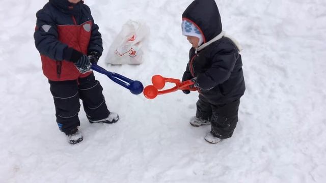 Снежкодел: лепим снежки смотреть онлайн