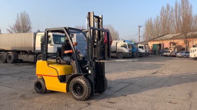 Вилочный погрузчик Nissan NP1F2M20J грузоподъёмностью 2 тонны, на новой резине пневмо, 2015 года! смотреть онлайн