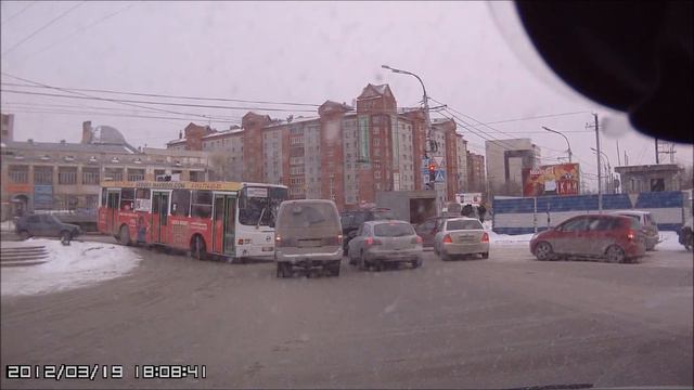 Вылез на встречку и не уступил автобусу )) А 168 ВН 154 смотреть онлайн