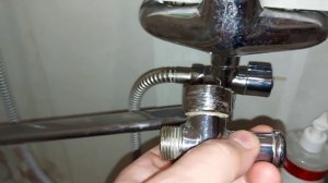 Течёт кнопочный переключатель душа смесителя в ванной. Что делать?