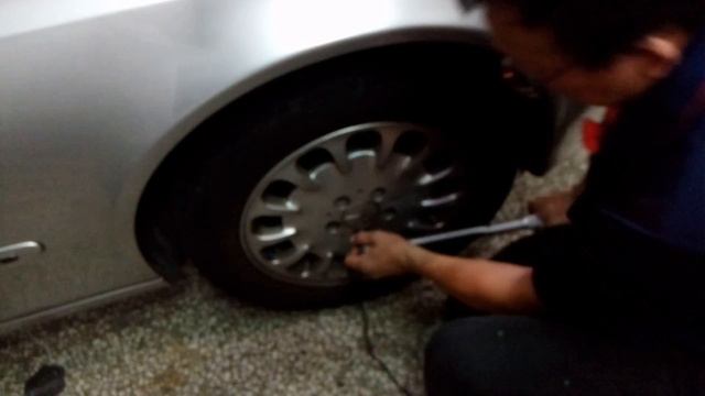 高雄珮瑜汽車保養廠:賓士E240 W211 前煞車盤更新後，技師使用扭力扳手，依廠家規定磅數鎖輪胎螺絲 смотреть онлайн