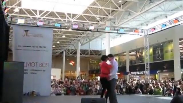 Евгений и Мария, импровизационная Бачата в ТЦ Мега смотреть онлайн