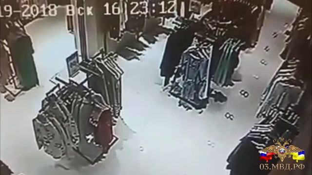 В меховом салоне Улан-Удэ мать двоих детей украла зимнюю куртку смотреть онлайн