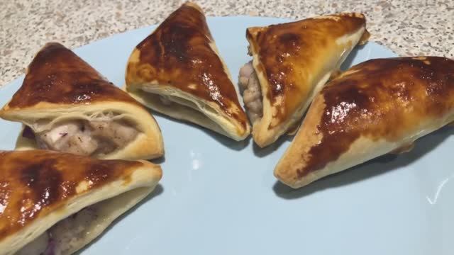 Самса с индейкой и слоено дрожевым тестом