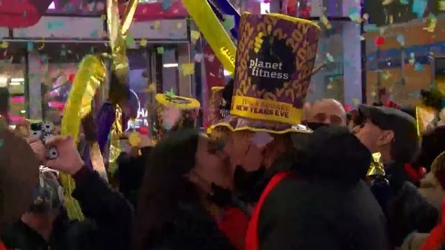 Times Square 2022 Ball Drop in New York City: full video смотреть онлайн