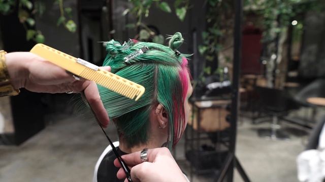 Step-by-Step FRENCH BOB Haircut Tutorial with Bright Hair Coloring смотреть онлайн
