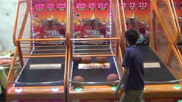 Shooting hoops -basketball arcade game machine.avi смотреть онлайн