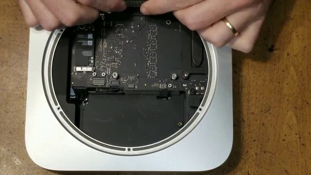 How to upgrade Mac Mini Late 2014 Hard Drive to Solid State Drive (SSD) смотреть онлайн