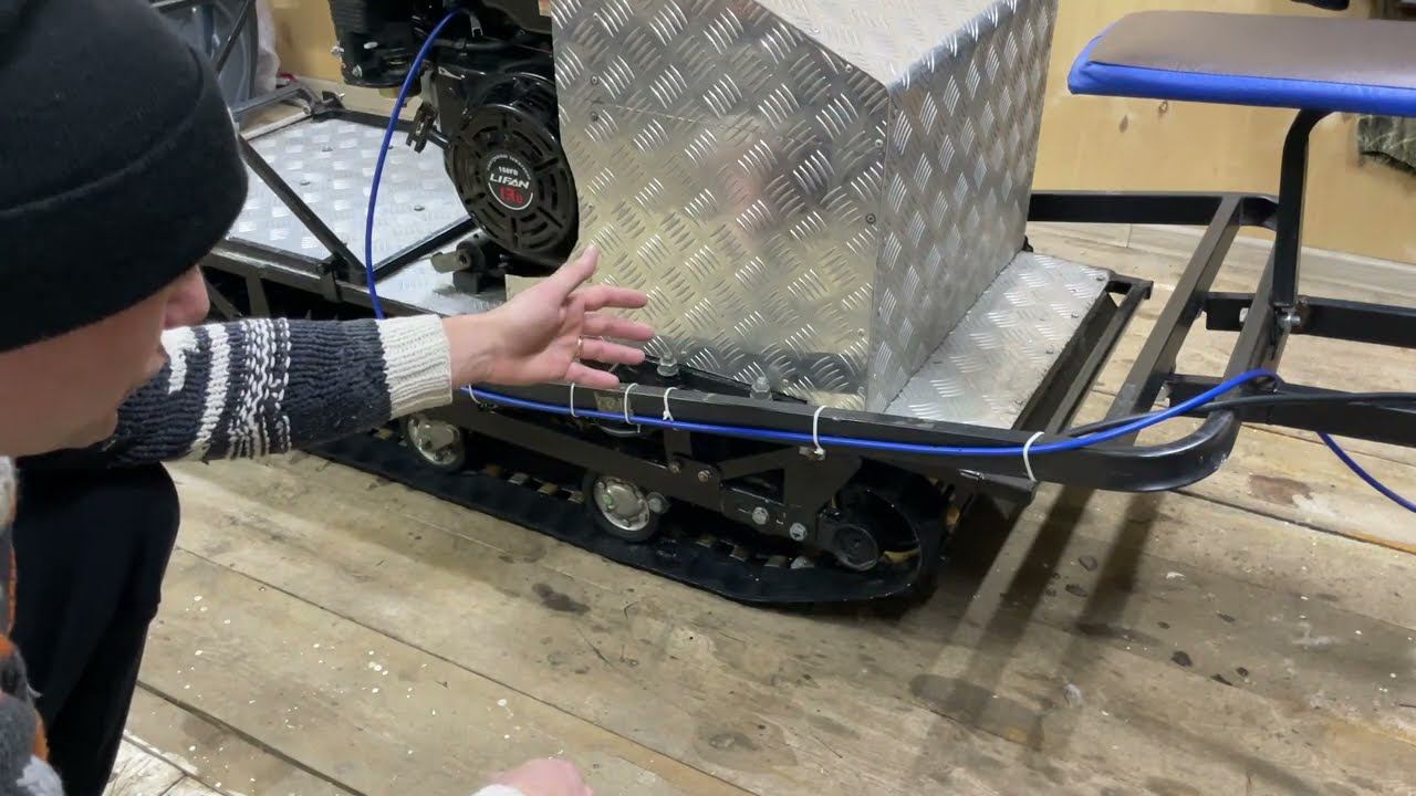 Натягиваем, но не перетягиваем гусянку на Мотобуксировщике. смотреть онлайн