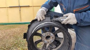 Снятие остатков покрышки с колесного диска, с помощью мини болгарки)))