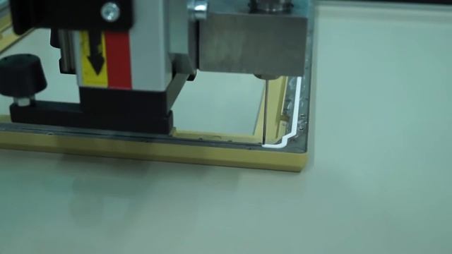 Нанесение клея-герметика