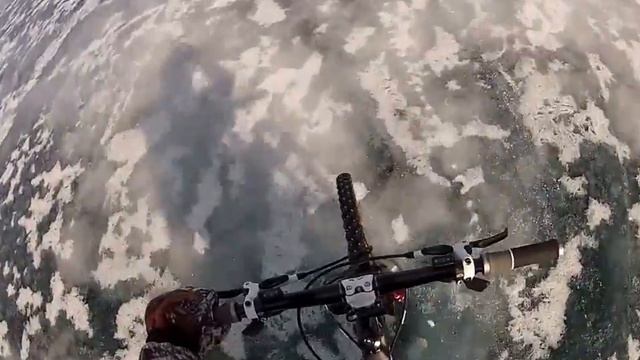 По льду Байкала на велосипеде с собакой смотреть онлайн