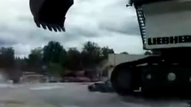 Глыба воды разбила всю машину смотреть онлайн