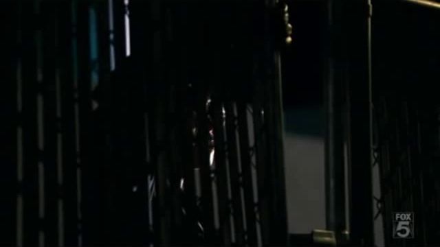 Summer Glau bends a gate open смотреть онлайн
