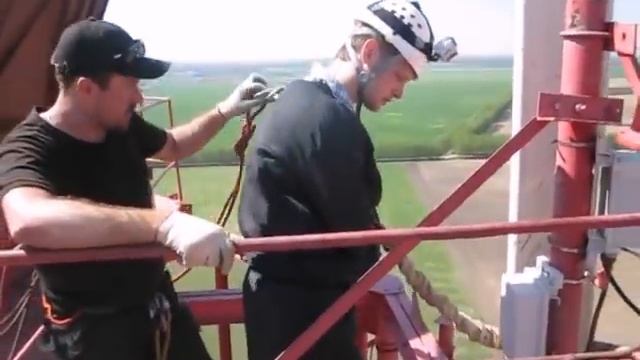 В смирительной рубашке прыгнул со 100-метров | restraint jacket guy jumps off 300-feet antenna смотреть онлайн
