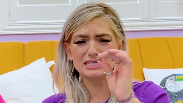 PINK VS PURPLE FOOD CHALLENGE | EATING ONLY 1 COLOR SNACK IN 24 HOURS BY SWEEDEE смотреть онлайн