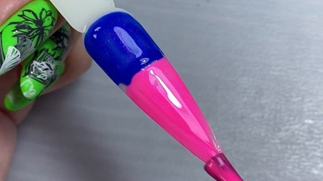 Как делать стемпинг без пластин? | Быстрый градиент кистью | Проверяем маникюрные лайфхаки смотреть онлайн