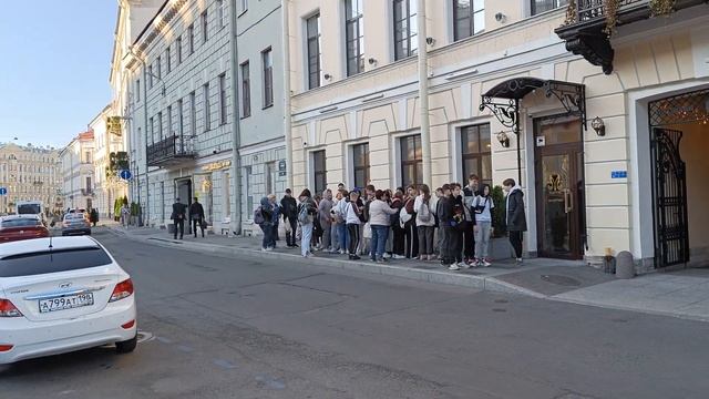 Walking in Saint Petersburg near Bolshaya Konyushennaya, Malaya Morskaya... смотреть онлайн